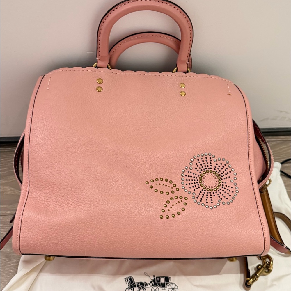 Coach 1941 Rogue 31 With Tea Rose Rivets Peony - Picture 5 of 15